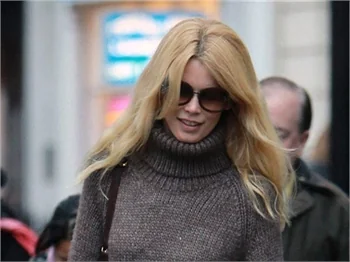 Claudia Schiffer'ın yürüyüş sadeliği!
