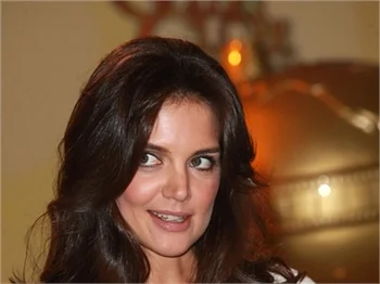 Katie Holmes'dan yine firikik!