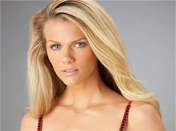 Brooklyn Decker'in seksi iç çamaşırlı pozları!