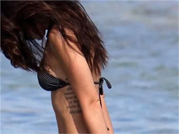 Seksi kız Megan Fox Hawaii sahillerinde!