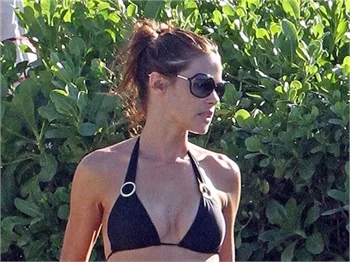 Seksi bomba Denise Richards bikinili!