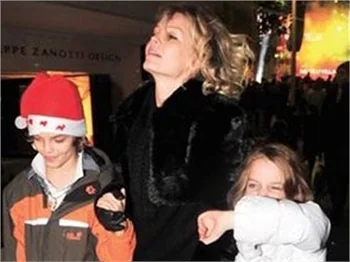 ALARA KOÇİBEY, YENİ YILA ÇOCUKLARIYLA GİRDİ!