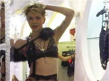 COURTNEY LOVE'IN YENİ TWITTER BOMBALARI!