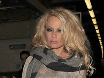 Pamela Anderson saldırıya uğradı!
