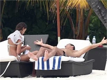Ronaldo, sevgilisiyle samimi pozlar sergiledi!