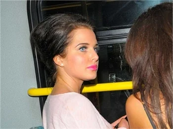 Helen Flanagan'ın süper minisiyle verdiği frikik!