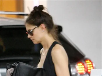 Katie Holmes'ın seksi mini eteğiyle bacak şovu!
