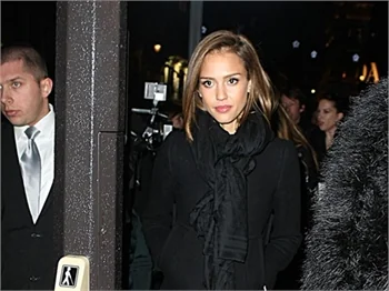 Jessica Alba ve Cameron Diaz'dan bacak şov!
