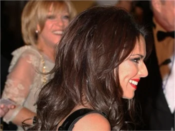 Cheryl Cole, seksi sırt dekoltesiyle büyüledi!