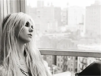 Taylor Momsen'dan çok çarpıcı pozlar!