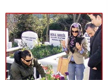 EŞİ, DEFNE JOY FOSTER'IN MEZARINDA