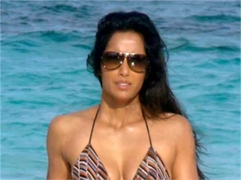 Padma Lakshmi'nin bikinili pozları!