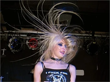 Taylor Momsen'dan seksi çılgın şov!