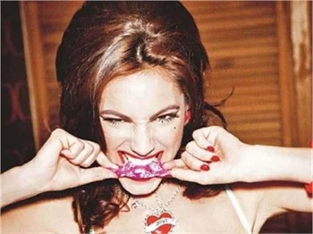 Çılgın ve seksi Kelly Brook fotoğrafları