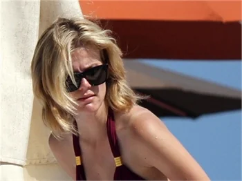Brooklyn Decker'ın seksi bikinili fotoğrafları!