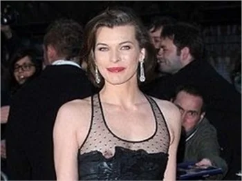 Milla Jovovich'den kırmızı halıda göğüs frikiği!