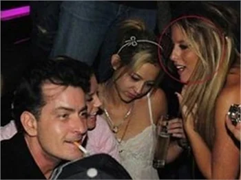 CHARLIE SHEEN ÜÇÜNCÜ SEVGİLİSİYLE!