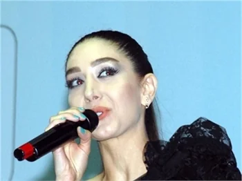 ECE GÜRSEL SAHNEYE ÇIKTI, SALON BOŞALDI!