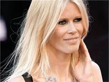 CLAUDIA SCHIFFER, 40'INDA GÖZ KAMAŞTIRDI!