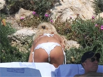 Victoria Silvstedt seksi bikinisiyle yakalandı!