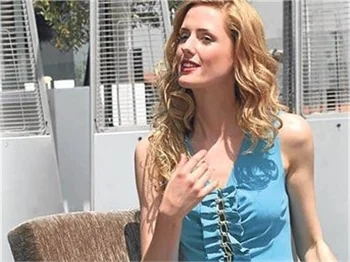 CAROLIN, ALMANYA'DA BİR DEGİYE KAPAK OLDU!