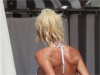 Victoria Silvstedt seksi bikinisine sığamadı!