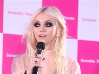 Taylor Momsen süper minisiyle yine frikik verdi!