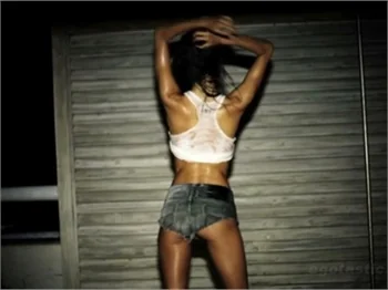 Alessandra Ambrosio'dan seksi ve ıslak pozlar!