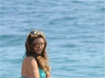 Kelly Brook doğumdan sonra kusursuz hatlarına kavuştu!