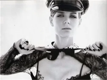 Katie Holmes Vogue dergisine kapak oldu!