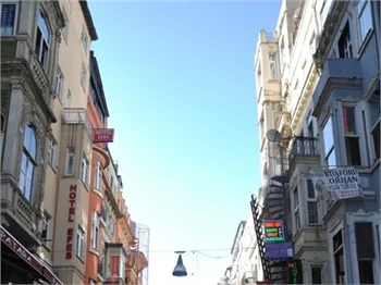 Beyoğlu'nda kepenk kapatıp eylem yaptılar