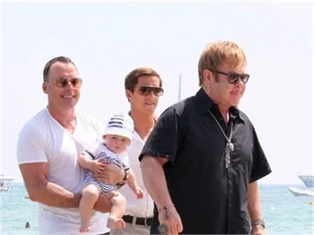 Elton John'un aile saadeti