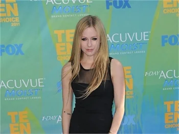 Avril Lavigne, siyah mini elbisesiyle göz kamaştırdı..
