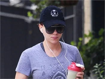 Scarlett Johansson, formunu spor yaparak koruyor...