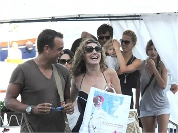 Kelly Brook'un mayosuyla alışveriş keyfi...