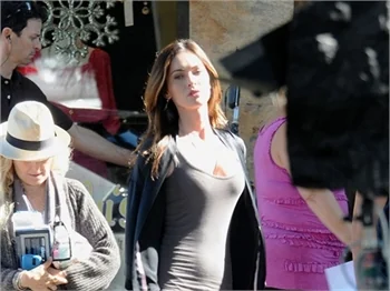 Megan Fox'un mini elbisesi ve seksi bacakları...