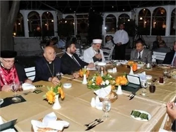 Ünlü isimler Darülaceze'de iftar yaptılar..