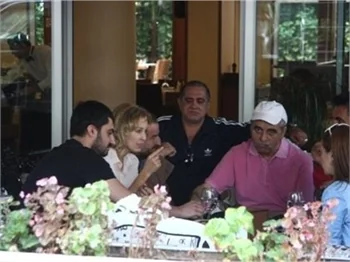 İbrahim Tatlıses eşiyle kebapçıya gitti..
