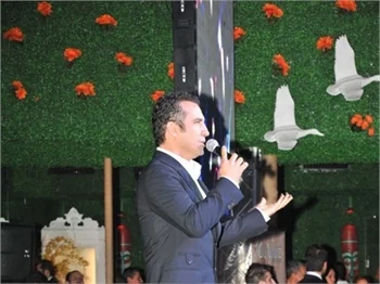 Ferhat Göçer, Nahide sahnesinde..