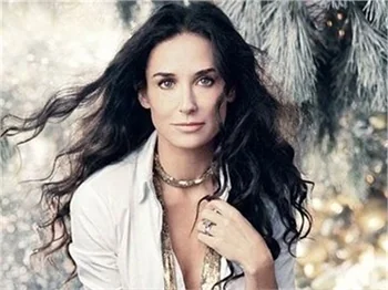 DEMİ MOORE'UN KEYFİ YERİNDE!