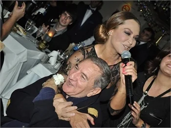 Hülya Avşar ve Ali Poyrazoğlu Günay sahnesinde...