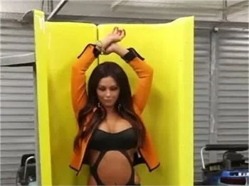 Güzel model JWoww seksi kıyafetleriyle lunaparkta..
