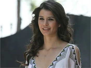 BEREN SAAT KİMDEN UTANIYOR?