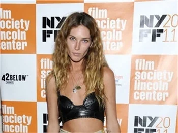 Erin Wasson! Bu nasıl kıyafet böyle!