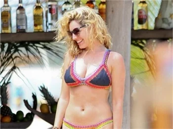 Kelly Brook ufacık bikinisiyle Brezilya plajında