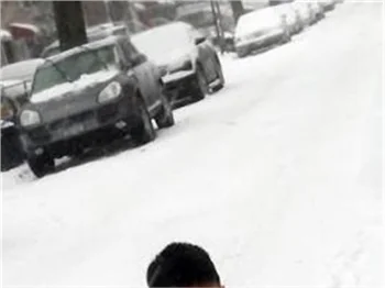 Çinli baba 4 yaşındaki oğlunu karda koşturdu