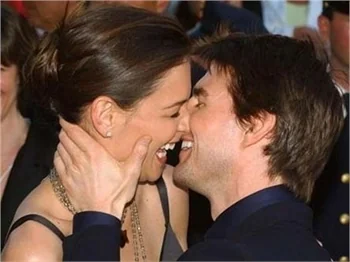 Katie Holmes üstsüz çekimiyle gündemde!