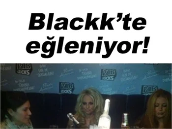 PAMELA ANDERSON'UN RENKLİ GECESİ!