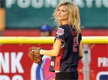 Marisa Miller herkesi ekrana kilitledi!