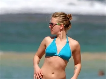 Scarlett Johansson sevgilisiyle Hawaii plajında!